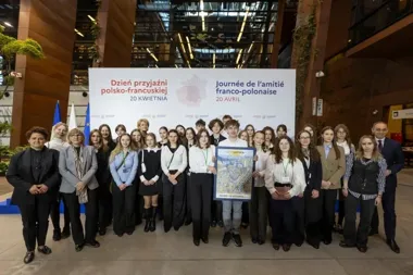 Plakat 100-lecia Gdyni trafił do Macrona. Dla uczniów to był wielki dzień