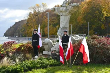 Znicze i kwiaty na Bulwarze Nadmorskim. Hołd dla ludzi morza w Gdyni