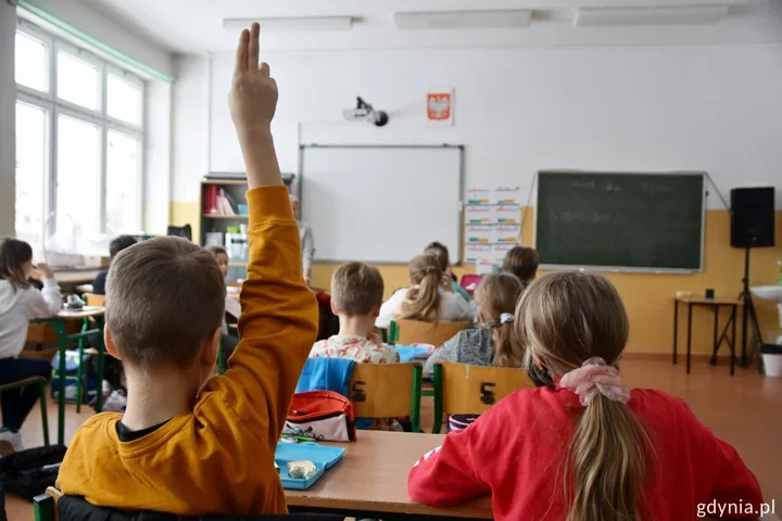 Telefon nie będzie już konkurował o uwagę ucznia. Nowe zasady w szkołach
